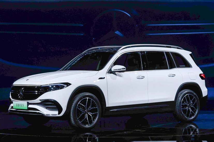  പുതിയ മെഴ്സിഡസ്-ബെൻസ് GLB ഇപ്പോൾ 200, 220d, 220d 4MATIC എന്നിങ്ങനെ മൂന്ന് വേരിയന്റുകളിൽ ലഭ്യമാണ്. GLB 200ന് 161 bhp കരുത്തും 250 Nm ടോർക്കുമുള്ള 1.3 ലിറ്റർ ടർബോ ചാർജ്ഡ് പെട്രോൾ എഞ്ചിനാണ് ലഭിക്കുന്നത്. 220d, 220d 4MATIC 188 bhp കരുത്തും 400 Nm ടോർക്കുമുള്ള 2.0 ലിറ്റർ ടർബോചാർജ്ഡ് ഡീസലും ഉപയോഗിക്കുന്നു. ട്രാൻസ്മിഷൻ ചോയ്സുകളിൽ പെട്രോളിൽ 7 സ്പീഡ് ഓട്ടോമാറ്റിക്, ഡീസലിൽ 8 സ്പീഡ് ഡ്യുവൽ ക്ലച്ച് ഓട്ടോമാറ്റിക് എന്നിവയും കമ്പനി ഉൾപ്പെടുത്തിയിട്ടുണ്ട്.മെഴ്സിഡസ്-ബെൻസ് EQB എന്നത് GLBഓളം പോന്ന ഇലക്ട്രിക് പതിപ്പാണ്. നിരവധി സമാനതകളും ഈ മോഡലുകളിൽ കാണാം. ഇരു മോഡലുകളെ പെട്ടെന്ന് തിരിച്ചറിയാനുമാകും. എന്നാൽ ബ്ലാക്ക്ഡ്-ഔട്ട് ക്ലോസ്ഡ് ഓഫ് ഗ്രില്ലിനൊപ്പം 'EQ' ഘടകത്തേയും മോഡലിൽ കൊണ്ടുവന്നിട്ടുണ്ട്. LED സ്ട്രിപ്പ് ഹെഡ്‌ലൈറ്റുകളേയും ബന്ധിപ്പിക്കുന്നുണ്ട്. 18 ഇഞ്ച് അലോയ് വീലുകൾ, ടെയിൽഗേറ്റിലെ ഒരു ചങ്കി റെഡ് ബാർ, സ്‍പ്ലിറ്റ് എൽഇഡി ടെയിൽലൈറ്റുകൾ എന്നിവയും ആകർഷകമാണ്.