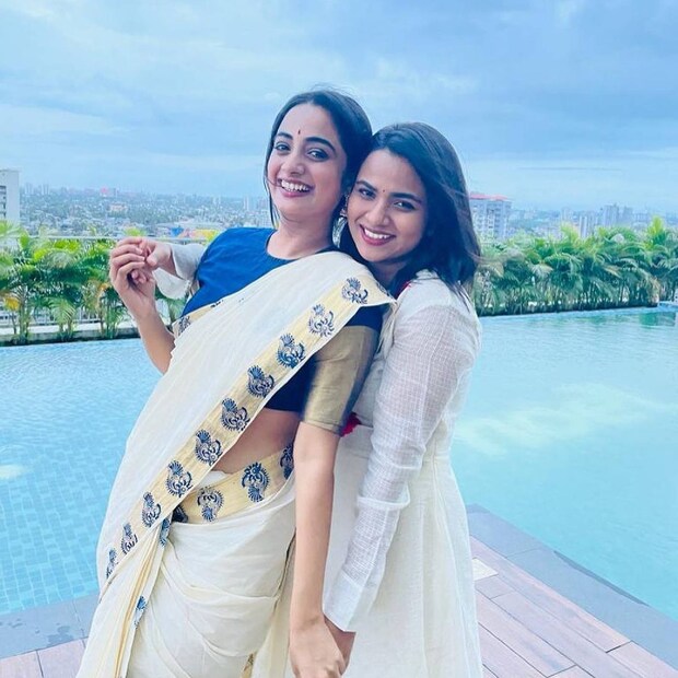  അമ്മ വീണ്ടും ഗർഭിണിയായപ്പോൾ അനുജനെയാണ് നമിത പ്രതീക്ഷിച്ചത്. നാല് വയസ്സുള്ള താൻ അനുജൻ പിറക്കുന്നതാണ് അക്കാലത്ത് സ്വപ്നം കണ്ടിരുന്നത്. എന്നാൽ അനുജത്തിയെ കണ്ടതും നിരാശയായിരുന്നു ഫലം എന്ന് നമിത. അനിയത്തിയുടെ വില മനസ്സിലാക്കി തുടങ്ങിയത് അവൾ നടക്കാൻ തുടങ്ങിയത് മുതലാണ് (തുടർന്ന് വായിക്കുക)