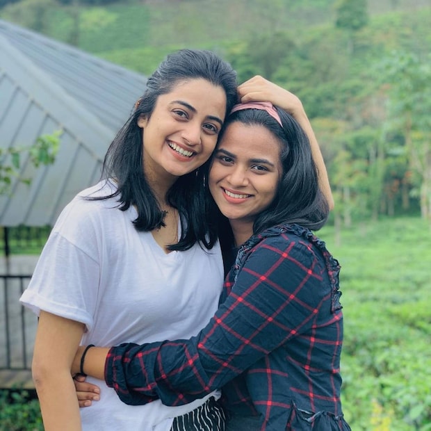  നീ ഇന്ത്യ വിട്ടതിനാൽ ഒരു ചിക്കൻ ലെഗ് പീസിനു വേണ്ടി എന്നോടൊപ്പം വഴക്കിടാൻ ആരുമില്ല. ഞാൻ നിന്റെ എല്ലാ ബാഗി ഷോർട്ട്സും ധരിക്കുകയും ശുചിമുറി  ഉപയോഗിക്കുകയും ചെയ്യുന്നു എന്ന് നമിത. പക്ഷെ അനുജത്തി ഇതിന് നല്ല രസമുള്ള മറുപടിയാണ് നൽകിയത്