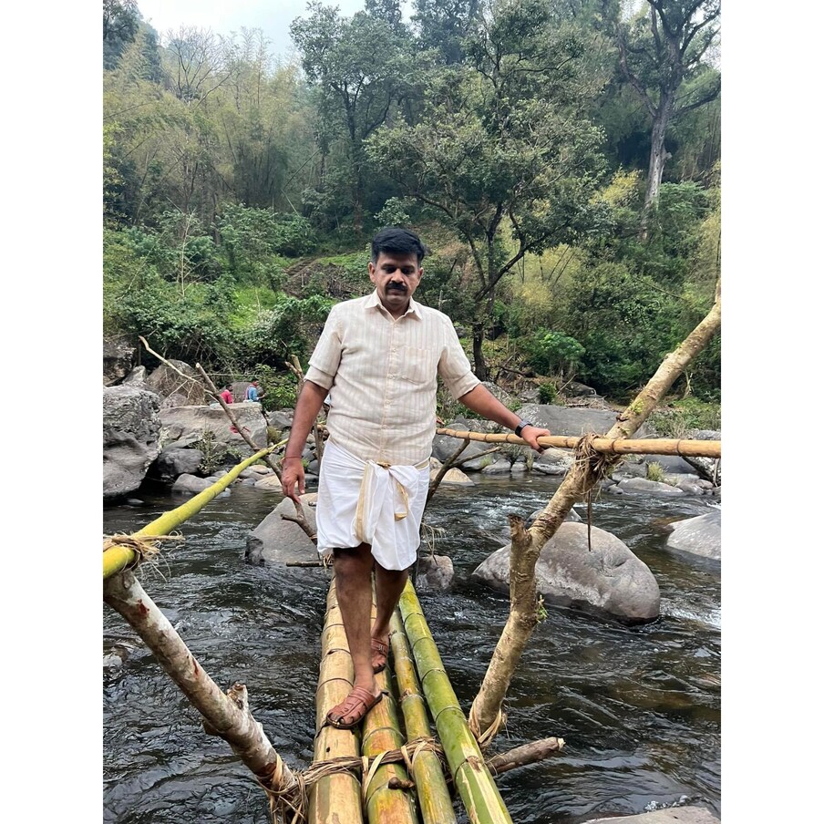  പട്ടിണി കിടന്ന് വിശന്നപ്പോൾ ഭക്ഷണം മോഷ്ടിച്ചതായി ആരോപിക്കപ്പെട്ട് കൊല്ലപ്പെട്ട മധുവിന്‍റെ ജന്മ സ്ഥലമാണ് കടുകുമണ്ണ ഊര്. മധുവിന്‍റെ ചെറിയമ്മയുടെ മകനാണ് മുരുകൻ. കടുകുമണ്ണ ഊരിൽ റോഡില്ല , വൈദ്യുതി ലൈനില്ല , മൊബൈൽ റേഞ്ച് ഇല്ല , ഊരു വാസികൾക്ക് മൊബൈലും ഇല്ല . സോളാർ പാനലിൽ ചില വീടുകളിൽ പ്രകാശമുണ്ടെന്നും അദ്ദേഹം പറഞ്ഞു.