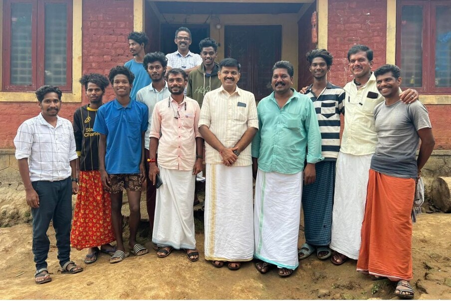  അഞ്ചു മാസമായി ആനവായിലെ സബ് സെന്റർ പൂട്ടിക്കിടക്കുകയാണ്. അത് തുറന്ന് പ്രവർത്തിച്ചില്ലെങ്കിൽ ശിശു മരണങ്ങൾ നടക്കാൻ സാധ്യത ഏറെയാണ്. അത് ഉടൻ പ്രവർത്തന ക്ഷമമാക്കണം. ആനവായിൽ നിന്ന് കടുകുമണ്ണ തൂക്കുപാലം വരെയുള്ള റോഡ് മഴ പെയ്താൽ സഞ്ചാര യോഗ്യമല്ല. അത് അടിയന്തരമായി ഇന്റർലോക്ക് ചെയ്യണം . നിയമസഭയിൽ പറഞ്ഞ 300 മീറ്റർ കള്ളം തിരുത്താനും തയ്യാറാവണം- സന്ദീപ് വാര്യർ ആവശ്യപ്പെട്ടു