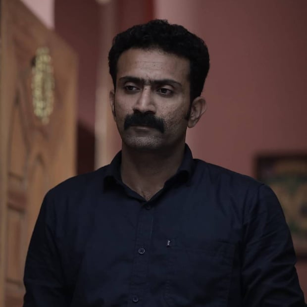  ലോകത്ത് ആദ്യം മുതലുള്ള ഈ സാധനം കൊണ്ടുവന്നത് ചെറുപ്പക്കാരും സിനിമാക്കാരുമാണോ എന്ന് ഷൈൻ ചോദിക്കുന്നു. 'ലൈവ്' എന്ന സിനിമയുടെ പ്രിമിയറിന് ശേഷം മാധ്യമങ്ങളെ കാണവെയാണ് നടന്റെ പ്രതികരണം. മക്കളുടെ കൈയിൽ മയക്കുമരുന്ന് എങ്ങനെ കിട്ടിയെന്ന് മാതാപിതാക്കൾ ചോദിക്കണമെന്നും ഷൈൻ പറയുന്നു.