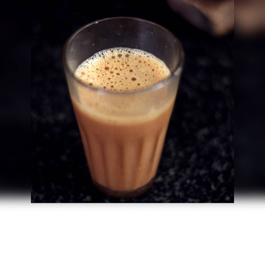  ,[object Object], നമ്മുടെ നാട്ടിൽ ഏറ്റവും പ്രിയപ്പെട്ട പാനീയമാണ് ചായ. രാവിലെ ഒരു കപ്പ് ചായ കുടിച്ചാണ് മിക്കവരും ആ ദിവസം ആരംഭിക്കുന്നത് തന്നെ. എന്നാൽ ചായയിൽ കഫീൻ അടങ്ങിയതിനാൽ നിർജ്ജലീകരണത്തിന് കാരണമാകും. വേനൽക്കാലത്ത് അമിതമായി ചായ കുടിച്ചാൽ ശരീരത്തിലെ ജലാംശം അമിതമായി നഷ്ടപ്പെടാൻ ഇടയാക്കും.