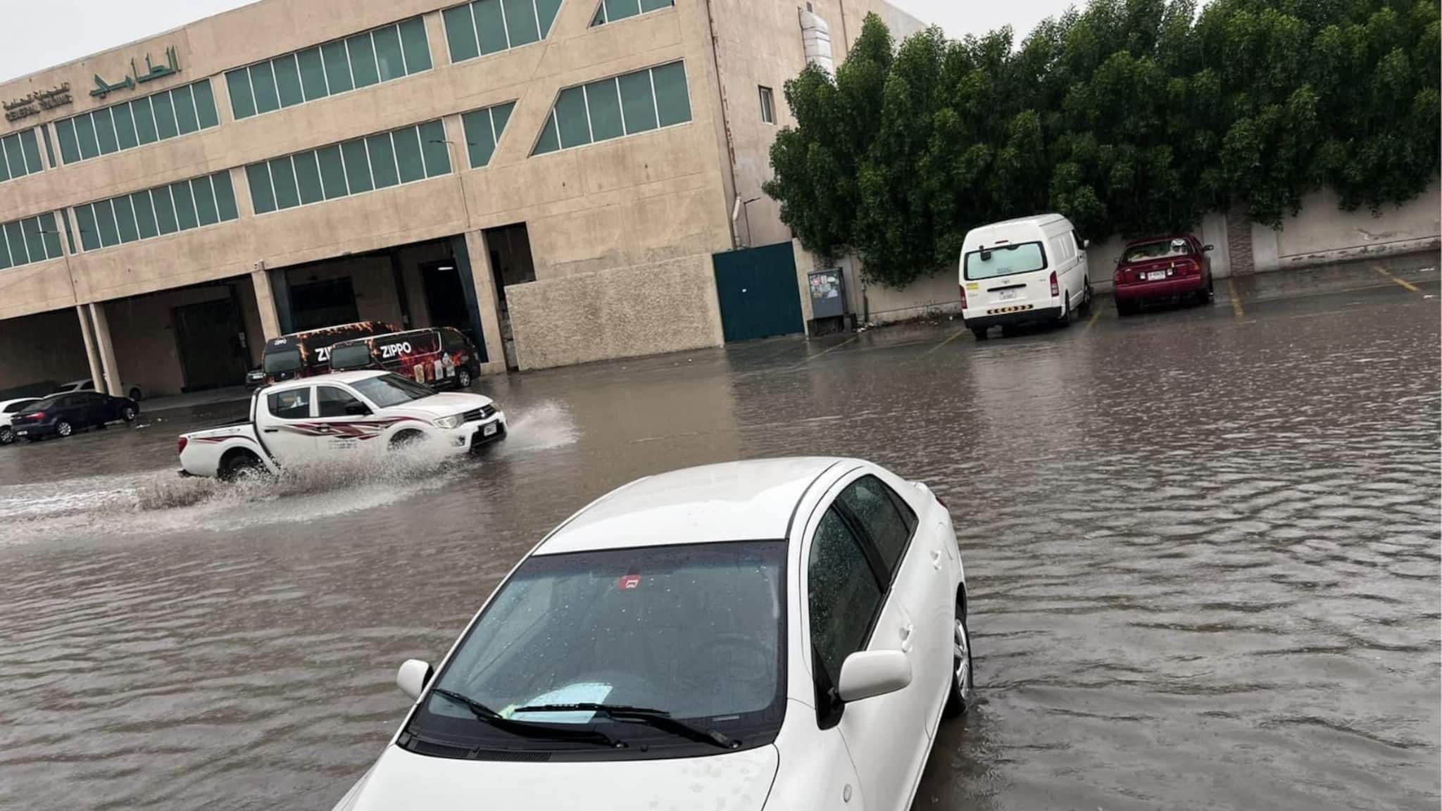 യുഎഇയിൽ രണ്ടാം ദിവസവും മഴ ശക്തം; പലയിടത്തും വെള്ളക്കെട്ട്, ഗതാഗത തടസ്സം