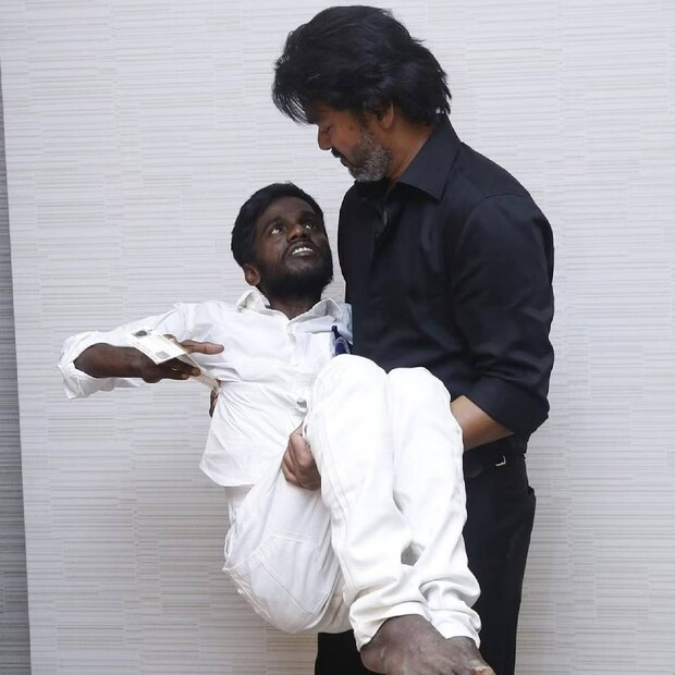  ദക്ഷിണേന്ത്യൻ സിനിമയിലെ ഏറ്റവുമധികം ആരാധകരുളള നടൻ ഇളയദളപതി വിജയ് (Ilayathalapathy Vijay) മാസത്തിൽ ഒരിക്കൽ ആരാധകരുമായുളള ഫോട്ടോഷൂട്ട് നടത്തി ശ്രദ്ധയാകാര്‍ഷിക്കാറുണ്ട്. കഴിഞ്ഞ മാസം ആരാധകരുമായി കൂടിക്കാഴ്ച നടത്തിയതിനു പിന്നാലെ ഡിസംബറിലും ഫാൻ മീറ്റ് സംഘടിപ്പിക്കുകയായിരുന്നു. സംസ്ഥാനത്തിന്റെ വിവിധ ഭാഗങ്ങളിൽ നിന്നുള്ള തന്റെ ഫാൻസ് ക്ലബ് അംഗങ്ങൾക്കായി ബാച്ചുകളായി സമയം അനുവദിച്ചിരുന്ന അദ്ദേഹം കഴിഞ്ഞ ദിവസം അരിയല്ലൂരും പേരാമ്പ്രയും ഉൾപ്പെടെ മൂന്ന് ജില്ലകളിലുള്ള ആരാധകന്മാര്‍ക്ക് വേണ്ടി ചിലവഴിച്ചു