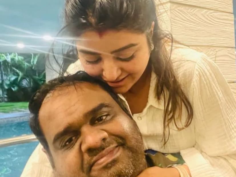  എപ്പോൾ കുഞ്ഞ് പിറക്കും എന്ന് പറയൂ, ആ സന്തോഷ വാർത്തക്കായി കാത്തിരിക്കുന്നു എന്നൊരാൾ. അതവരുടെ സ്വകാര്യതയാണ് എന്ന് പറഞ്ഞുകൊണ്ട് മറ്റൊരാൾ മറുപടിയും നൽകി