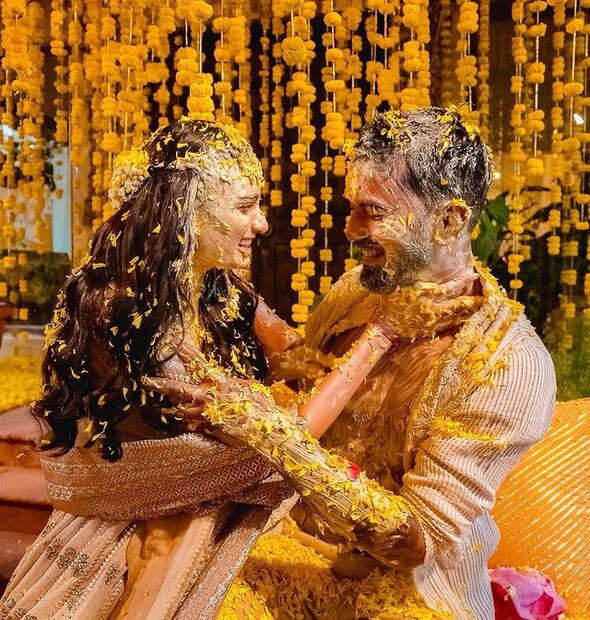  ഓരോ ദിവസവും വിവാഹത്തെ കുറിച്ചുള്ള പുതിയ വാർത്തകളും വിശേഷങ്ങളുമാണ് പുറത്തുവരുന്നത്. സുനിൽ ഷെട്ടിയുടെ ഖണ്ടാലയിലെ ഫാംഹൗസിൽ വെച്ച് എഴുപത് പേർ മാത്രം പങ്കെടുത്ത ചടങ്ങിലായിരുന്നു വിവാഹം.