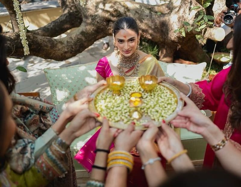  ഹൽദി ചടങ്ങിന് മഞ്ഞ ജമന്തി ഉപയോഗിച്ചായിരുന്നു അലങ്കാരം. തറ മുതൽ സീലിംഗ് വരെ ജമന്തി തോട്ടത്തിൽ മുങ്ങിയെന്നാണ് ഇൻസ്റ്റഗ്രാമിലെ കുറിപ്പിൽ വിശേഷിപ്പിച്ചത്.