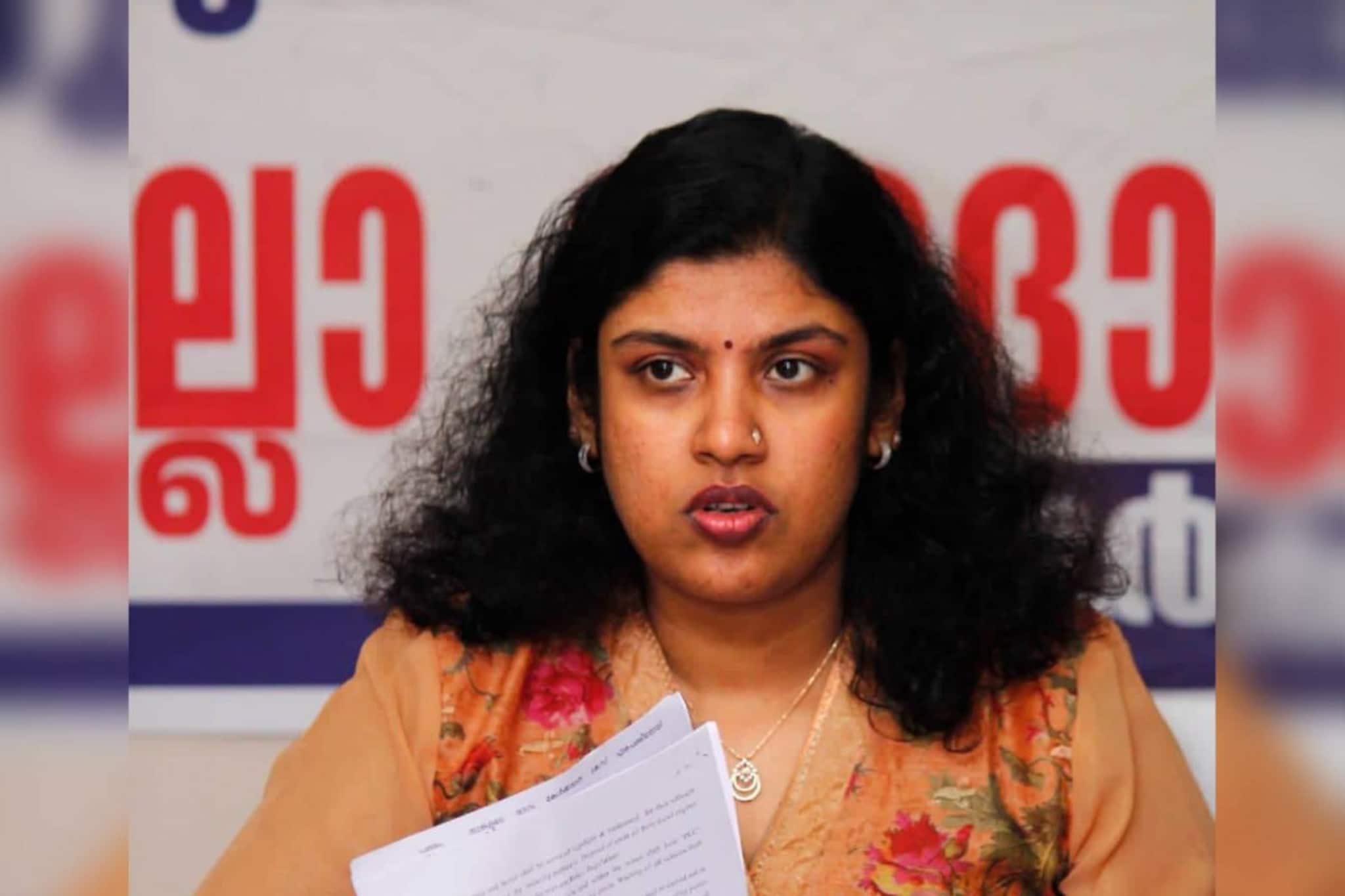 'റിസോർട്ടിൽ താമസിച്ചത് സ്ട്രോക്ക് ഉണ്ടായ അമ്മയ്ക്ക് ആയുർവേദ ചികിത്സ നടത്താനെന്ന് ചിന്താ ജെറോം; സ്വകാര്യത പുറത്തു പറ