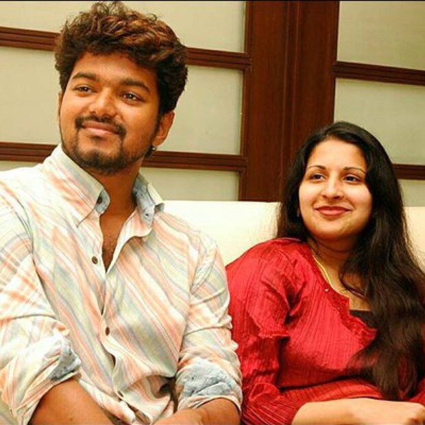  പുതിയ സിനിമയായ വാരിസിന്റെ (Varisu) റിലീസിനായി കാത്തിരിക്കുകയാണ് നടൻ വിജയ് (Ilayathalapathy Vijay). മുൻചിത്രങ്ങൾ വേണ്ടത്ര വിജയം കൈവരിക്കനാവാതെ തിയേറ്ററുകളിൽ നിന്ന് പോയെങ്കിലും റൈറ്റ്സ് വിൽപ്പനയിലൂടെ വാണിജ്യവിജയം നേടിയിരുന്നു. രശ്‌മിക മന്ദാനയാണ് ചിത്രത്തിലെ നായിക. എന്നാൽ സിനിമയേക്കാൾ ഇപ്പോൾ ചർച്ചയാവുന്നത് നടന്റെ സ്വകാര്യജീവിതമാണ്
