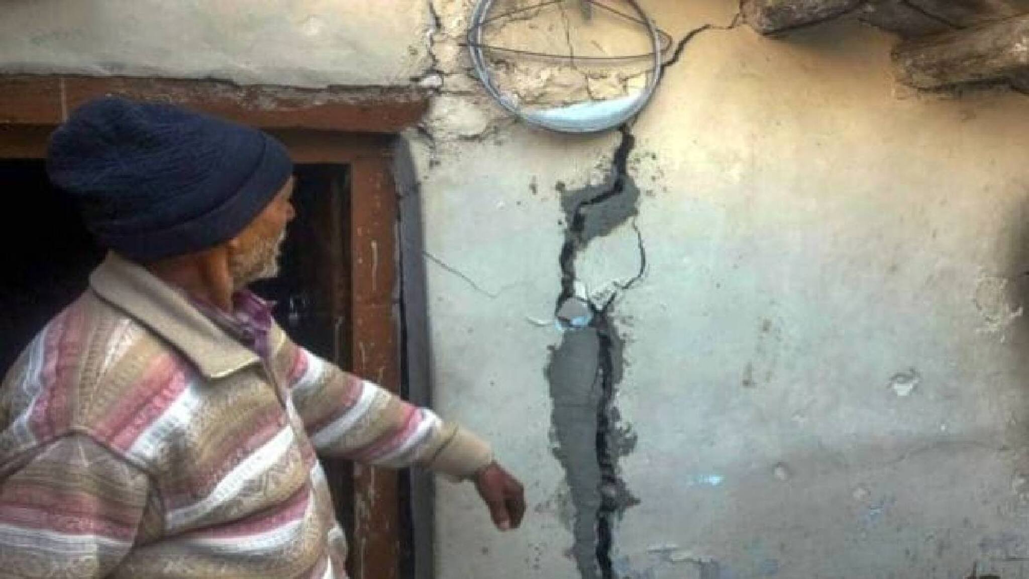 ഉത്തരാഖണ്ഡിലെ ജോഷിമഠ് മണ്ണിടിച്ചിൽ മേഖലയായി പ്രഖ്യാപിച്ചു: 610ഓളം കെട്ടിടങ്ങൾക്ക് വിള്ളൽ; 60ലധികം കുടുംബങ്ങളെ മാറ്റിപ്പാർപ്പിച്ചു