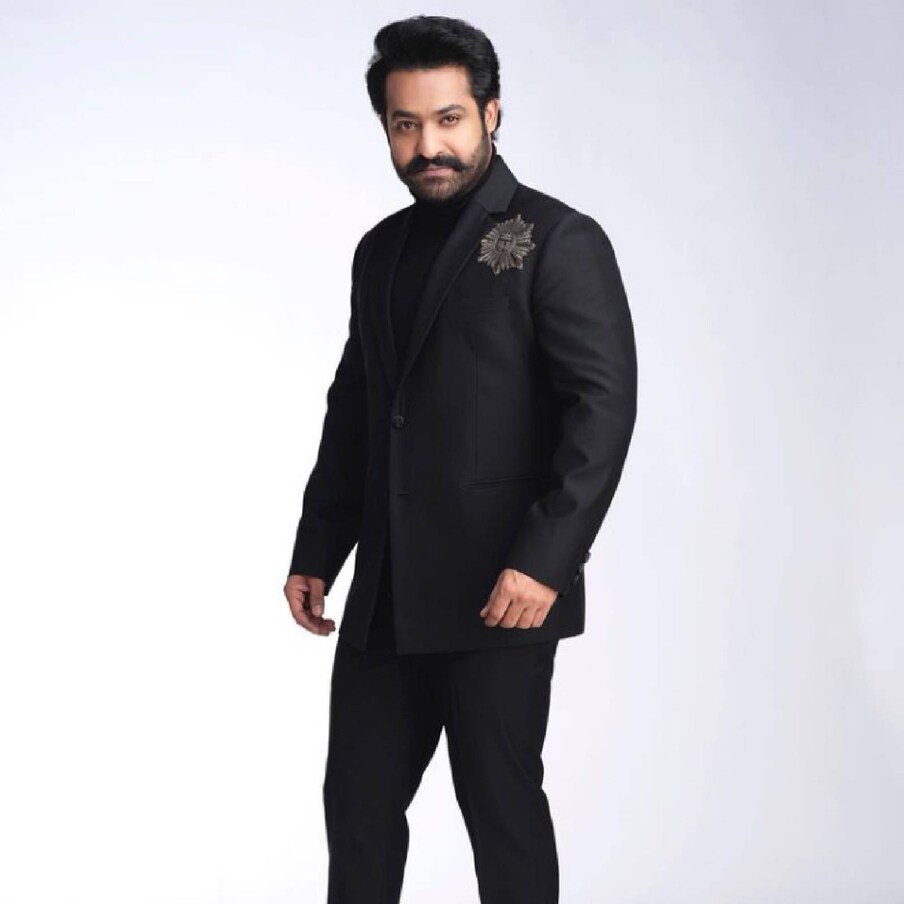  ചടങ്ങിൽ കെജിഎഫ് 2 ഡയറക്ടർ പ്രശാന്ത് നീൽ സന്നിഹിതനായിരുന്നു. NTR 30 സംവിധായകൻ കൊരട്ടാല ശിവ, താരകിനൊപ്പം മറ്റൊരു ചിത്രത്തിനായി വീണ്ടും ഒന്നിക്കുന്നു. “ഇന്ത്യയുടെ വിസ്മൃതമായ ഒരു തീരദേശത്താണ് സിനിമയുടെ പശ്ചാത്തലം. മനുഷ്യരേക്കാൾ കൂടുതൽ രാക്ഷസന്മാർ ഉള്ള ഒരു ലോകത്ത് നമ്മൾ എങ്ങനെ ജീവിക്കുന്നു എന്നതിനെക്കുറിച്ചുള്ള വളരെ വൈകാരികമായ കഥയാണിത്," അദ്ദേഹം പറഞ്ഞു. ചടങ്ങിൽ സംഗീത സംവിധായകൻ അനിരുദ്ധും നിർമ്മാതാക്കളും ഉണ്ടായിരുന്നു