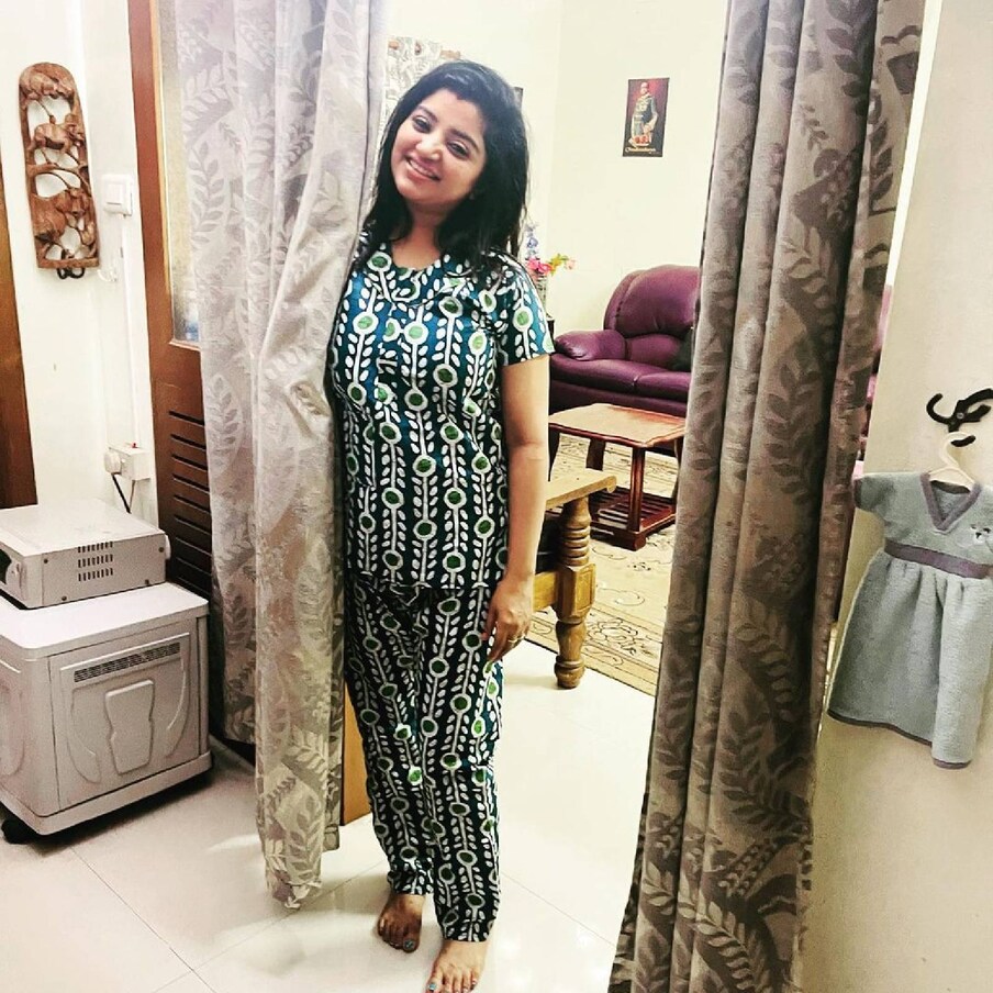  ഇത്രയേറെ ആക്ഷേപം ഉണ്ടായിട്ടും ദമ്പതികൾ ആരോടും പരിഭവം പ്രകടിപ്പിച്ചില്ല. ഉദാത്ത സ്നേഹമാണ് ഈ ബന്ധത്തിന് പിന്നിൽ എന്നുമാത്രം ഇരുവരും വ്യക്തമാക്കി. മഹാലക്ഷ്മിയുടെ ചിത്രം വന്നതും, അതിനു പിന്നാലെയെത്തിയ ഒരു ചോദ്യമാണ് ഇപ്പോൾ ശ്രദ്ധ നേടുന്നത്
