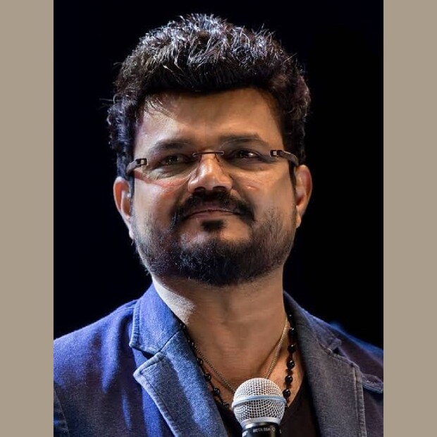  സ്വന്തം സിനിമ എന്നുമാത്രമല്ല, മികച്ച സിനിമകൾ കണ്ടാൽ മനസ്സിൽ തെല്ലും വിഭാഗീയതയില്ലാതെ അഭിനന്ദിക്കാനും ഈ കലാകാരനറിയാം. മിമിക്രി താരങ്ങൾക്ക് നടൻ സുരേഷ് ഗോപി പറഞ്ഞ വാക്ക് പാലിച്ച് സാമ്പത്തിക സഹായം ചെയ്തപ്പോഴും പോസ്റ്റ് ഇട്ട് അഭിനന്ദിക്കാൻ ഉണ്ടായിരുന്നത് നാദിർഷ മാത്രമാണ്. അദ്ദേഹത്തിന് നേരെ ഉയർന്ന വിമർശനത്തിന് തന്റേതായ നിലയിൽ തന്നെ മറുപടി നൽകിയിരിക്കുകയാണ് നാദിർഷ (തുടർന്ന് വായിക്കുക)