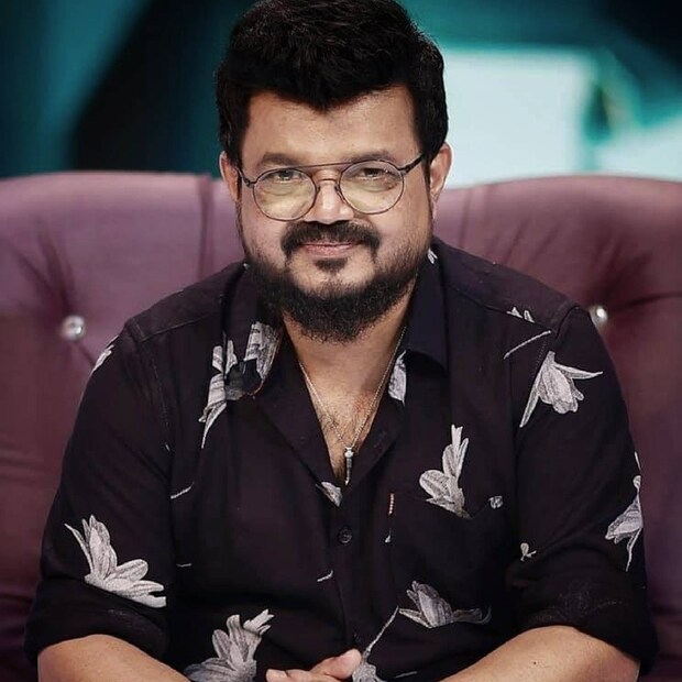 മലയാളിക്ക് സിനിമകൾ സമ്മാനിക്കും മുൻപേ പ്രേക്ഷക പ്രിയ ഗാനങ്ങളും തമാശകളും കൊണ്ട് വിരുന്നൊരുക്കിയ കലാകാരനാണ് നാദിർഷ (Nadhirshah). നാദിർഷയുടെ മാവേലി കൊമ്പത്ത് എന്ന കാസറ്റ് പരമ്പര മാത്രം മതി അദ്ദേഹത്തിന് ജനങ്ങൾക്കിടെയുണ്ടായിരുന്ന പ്രേക്ഷക പ്രീതി വിളിച്ചു പറയാൻ. ഇന്നും കുടുംബ പ്രേക്ഷകരുടെ ചലച്ചിത്രകാരൻ എന്ന പേര് നാദിർഷ നിലനിർത്തുന്നുണ്ട്  മലയാളിക്ക് സിനിമകൾ സമ്മാനിക്കും മുൻപേ പ്രേക്ഷക പ്രിയ ഗാനങ്ങളും തമാശകളും കൊണ്ട് വിരുന്നൊരുക്കിയ കലാകാരനാണ് നാദിർഷ (Nadhirshah). നാദിർഷയുടെ മാവേലി കൊമ്പത്ത് എന്ന കാസറ്റ് പരമ്പര മാത്രം മതി അദ്ദേഹത്തിന് ജനങ്ങൾക്കിടെയുണ്ടായിരുന്ന പ്രേക്ഷക പ്രീതി വിളിച്ചു പറയാൻ. ഇന്നും കുടുംബ പ്രേക്ഷകരുടെ ചലച്ചിത്രകാരൻ എന്ന പേര് നാദിർഷ നിലനിർത്തുന്നുണ്ട്