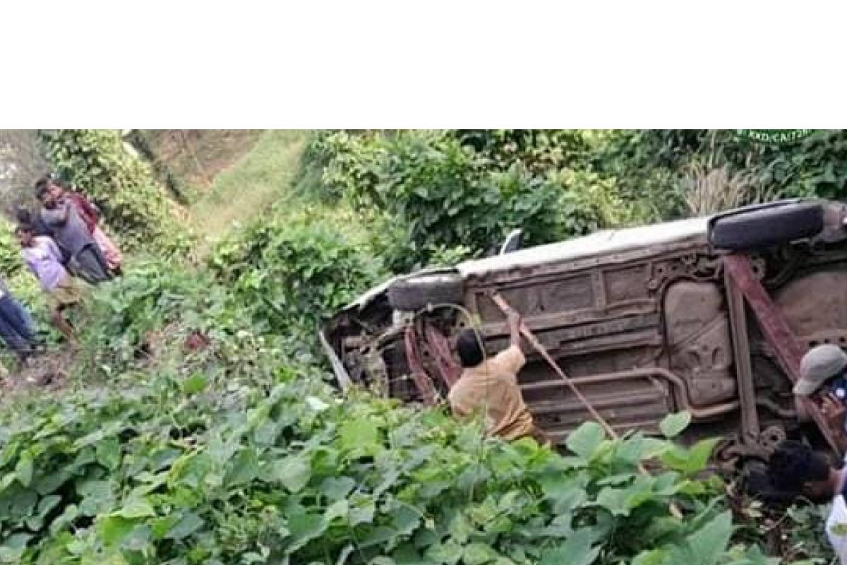 താമരശ്ശേരി ചുരത്തില്‍ കാര്‍ കൊക്കയിലേക്ക് മറിഞ്ഞു; യാത്രക്കാർ അത്ഭുതകരമായി രക്ഷപെട്ടു