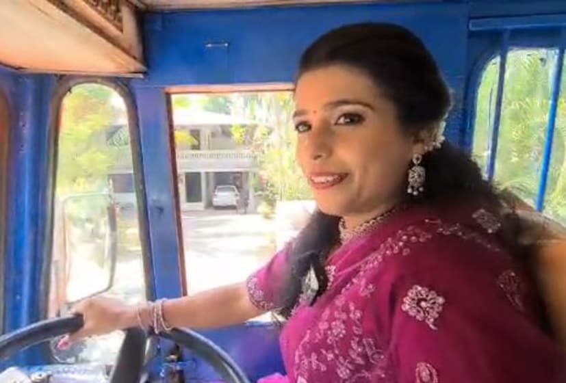  ഇരുവരും ഗൾഫിൽ ടാങ്കർ ലോറി ഡ്രൈവർമാരാണ്. ടാങ്കർ ലോറി ഡ്രൈവറായ പിതാവ് ഡേവിസിനൊപ്പം ഒഴിവ് സമയങ്ങളിൽ കൂടെ സഞ്ചരിച്ചപ്പോഴാണ് ടാങ്കർ ലോറി ഡ്രൈവറാവണമെന്ന ആഗ്രഹം ഡെലീഷക്ക് ഉണ്ടാകുന്നത്. പ്രായപൂർത്തി ആയതോടെ പഠനത്തോടൊപ്പം ഡ്രൈവിങ്ങ് ലൈസൻസും എടുത്തു.