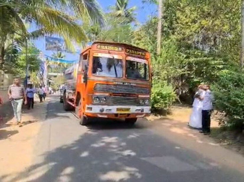  അങ്ങനെ ഇരുവരുടെയും വീട്ടുകാർ ഇടപെട്ട് വിവാഹം നിശ്ചയിച്ചു. വടക്കേ കാരമുക്ക് സെന്‍റ് ആന്‍റണീസ് ദേവാലയത്തിൽ ശനിയാഴ്ച ഉച്ചക്കായിരുന്നു മനസ്സമ്മത ചടങ്ങ് നടന്നത്. ചടങ്ങുകൾ അവസാനിച്ച് വേണ്ടപ്പെട്ടവരുമായുള്ള ഫോട്ടോ ഷൂട്ടിനും ശേഷം ടാങ്കർ ലോറിയിൽ കയറി നവദമ്പതികൾ ഹാളിലേക്ക് എത്തുകയായിരുന്നു.