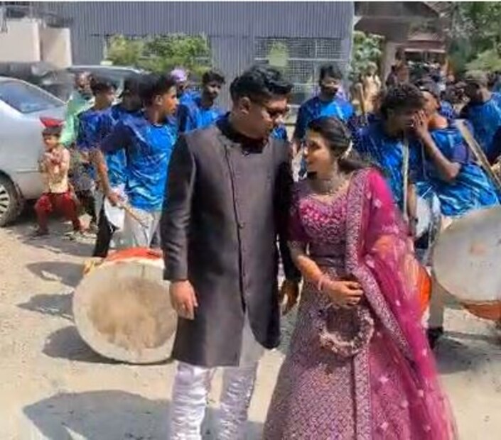   അകമ്പടിയുമായി നാസിക്ക് ഡോളുമായി മേളക്കാരും. ജനുവരി ഒമ്പതിന് സെന്‍റ് ആന്‍റണീ ദേവാലയിൽ ഉച്ചതിരിഞ്ഞ് നാലിന് നടക്കുന്ന ചടങ്ങിൽ ഹേൻസൻ ഡെലിഷയുടെ കഴുത്തിൽ മിന്ന് ചാർത്തും.