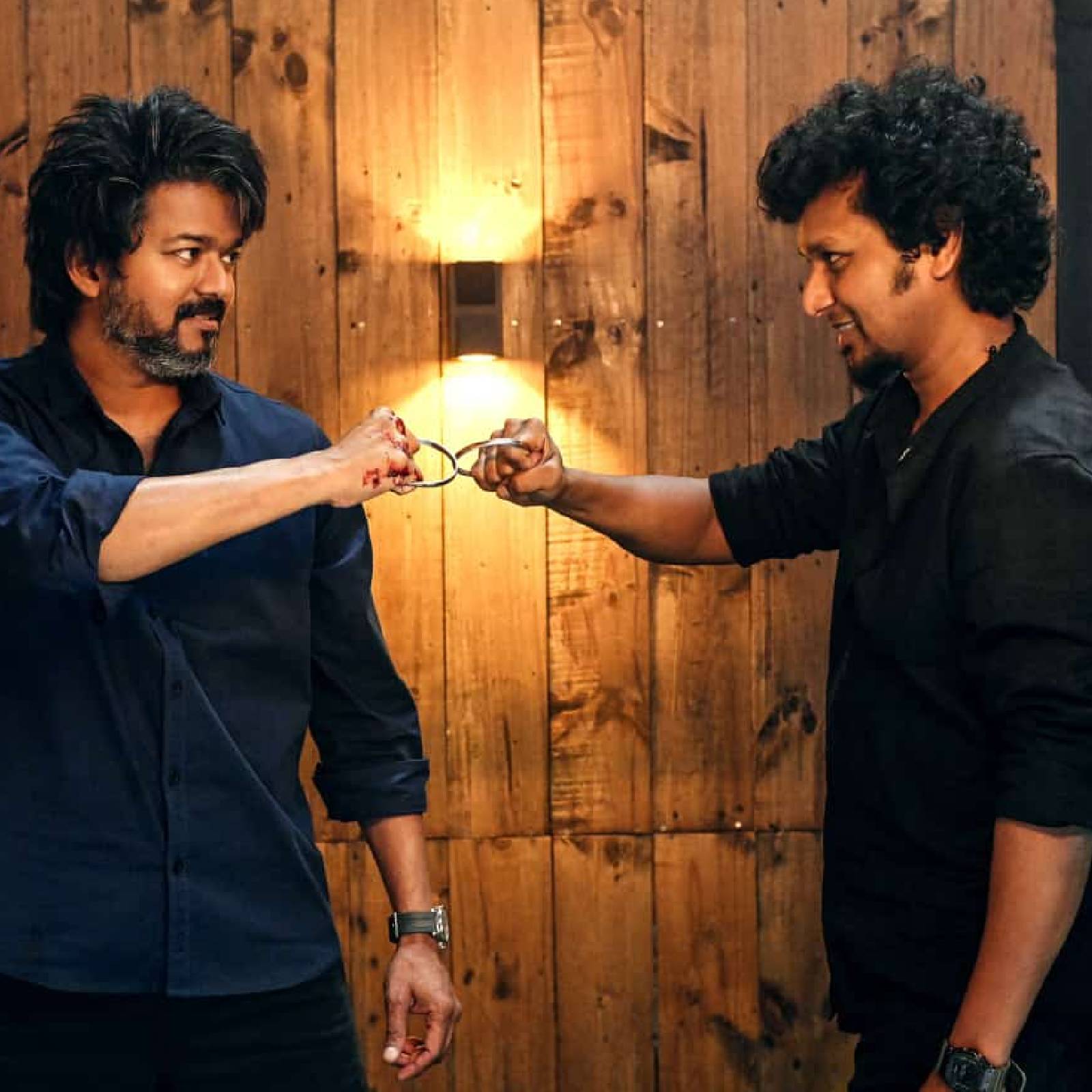  മാസ്റ്ററിന് ശേഷം ലോകേഷ് കനകരാജിനൊപ്പം വിജയ് വീണ്ടും ഒന്നിക്കുന്ന ലിയോ എന്ന ചിത്രമാണ് താരത്തിന്‍റെതായി ഇനി പുറത്തുവരനുള്ളത്. കശ്മീരിലെ ചിത്രീകരണം പൂര്‍ത്തിയാക്കി ഇന്ത്യയില്‍ മടങ്ങിയെത്തിയ സംഘം ഇപ്പോള്‍ ചെന്നൈയില്‍ അവസാന ഘട്ട ചിത്രീകരണത്തിലാണ്.