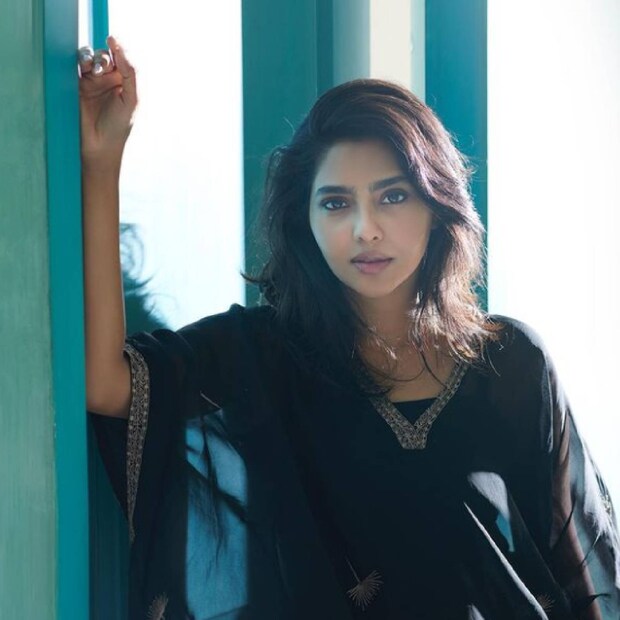  സുഹൃത്തുക്കളുടെ കമന്റ് പോലും ഇതൊരു പ്രണയമെന്ന തരത്തിലാണ് വ്യാഖ്യാനങ്ങൾ സൃഷ്‌ടിച്ചത്‌. ആരാധകരാകട്ടെ, ഐശ്വര്യ പ്രണയത്തിലാണോ അതോ സിനിമാ പ്രൊമോഷനിലാണോ എന്ന തരത്തിൽ ചോദ്യങ്ങളും ഉന്നയിച്ചു. ചിത്രത്തിന് പിന്നിലെ വാസ്തവം ഐശ്വര്യ തന്നെ പറഞ്ഞിരിക്കുന്നു (തുടർന്ന് വായിക്കുക)