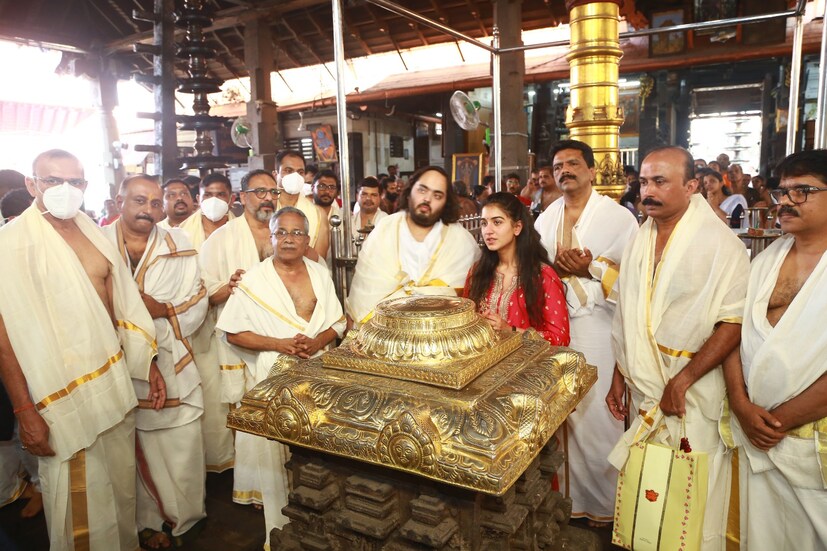  തൃശൂര്‍: വിവാഹത്തിനു മുന്നോടിയായി അനുഗ്രഹം തേടി റിലയന്‍സ് ഇന്‍ഡസ്ട്രീസ് ഉടമ മുകേഷ് അംബാനിയുടെ ഇളയമകന്‍ അനന്തും പ്രതിശ്രുത വധു രാധികാ മര്‍ച്ചന്റും ഗുരുവായൂര്‍ ക്ഷേത്രത്തിൽ ദര്‍ശനം നടത്തി. വ്യാഴാഴ്ച ഉച്ചയ്ക്ക് ഒന്നരയോടെയാണ് അനന്തും രാധികയും അടുത്ത സുഹൃത്തുക്കളുടെ കൂടെ ഗുരുവായൂരില്‍ എത്തിയത്. ശ്രീവല്‍സം അതിഥിമന്ദിരത്തില്‍ ദേവസ്വം ചെയര്‍മാന്‍ ഡോ. വി.കെ. വിജയന്‍, ഭരണസമിതി അംഗം സി. മനോജ്, അഡ്മിനിസ്‌ട്രേറ്റര്‍ കെ.പി. വിനയന്‍ എന്നിവര്‍ ചേര്‍ന്ന് അനന്തിനെയും രാധികയെയും സ്വീകരിച്ചു. ചെയര്‍മാന്‍ <strong>(ഫോട്ടോ- രാജു ഗുരുവായൂർ)</strong>