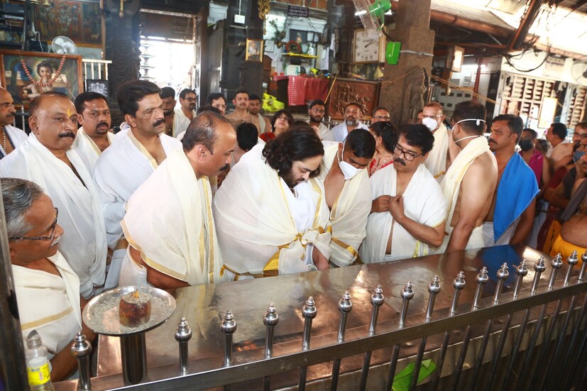  ജനുവരി 19 വ്യാഴാഴ്ച മുംബെയിലെ അംബാനിയുടെ വസതിയായ അന്‍റീലിയയിലായിരുന്നു അനന്തിന്റെയും രാധിക മര്‍ച്ചന്റിന്റെയും വിവാഹനിശ്ചയം നടന്നത്. ഇരുവരും ഉടൻ വിവാഹിതരാകും. വിവാഹത്തിന് മുന്നോടിയായി രാജ്യത്തെ പ്രമുഖ ക്ഷേത്രങ്ങളിൽ സന്ദർശനം നടത്തിവരികയാണ് ഇരുവരും. കഴിഞ്ഞ ദിവസം ഇവർ തിരുപ്പതി ക്ഷേത്രത്തിൽ ദർശനം നടത്തിയിരുന്നു. <strong>(ഫോട്ടോ- രാജു ഗുരുവായൂർ)</strong>