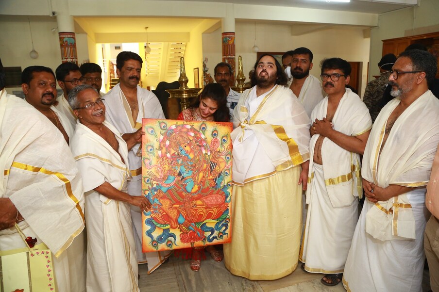  ദേവസ്വം ഭരണസമിതി അംഗങ്ങൾക്കൊപ്പമാണ് അനന്തും രാധികയും ക്ഷേത്രത്തിലെത്തിയത്. അനന്തും രാധികയും സോപാനത്തിന് മുന്നില്‍നിന്ന് ഗുരുവായൂരപ്പനെ തൊഴുകയും നെയ്യ് സമർപ്പിക്കുകയും ഭണ്ഡാരത്തില്‍ കാണിക്കയർപ്പിക്കുകയും ചെയ്തു. പിന്നീട് കൊടിമരച്ചുവട്ടില്‍ വെച്ച് ഭഗവാന്റെ പ്രസാദ കിറ്റ് ദേവസ്വം ചെയര്‍മാന്‍ ഡോ.വി.കെ.വിജയന്‍, അനന്തിനും രാധികയ്ക്കും നല്‍കി. ദേവസ്വം ഉപഹാരമായി മ്യൂറല്‍ പെയിന്റിങ്ങും ഇരുവര്‍ക്കുമായി സമ്മാനിച്ചു. ദേവസ്വം മൾട്ടി ലെവൽ സ്പെഷൽ ആശുപത്രിയുടെ ഡിപിആർ അനന്തിന് ദേവസ്വം ചെയർമാൻ വി. കെ. വിജയൻ സമർപ്പിച്ചു. 55 കോടിയുടെ ഡിപിആർ ആണ് സമർപ്പിച്ചത് എന്ന് ദേവസ്വം ചെയർമാൻ വ്യക്തമാക്കി ,[object Object]
