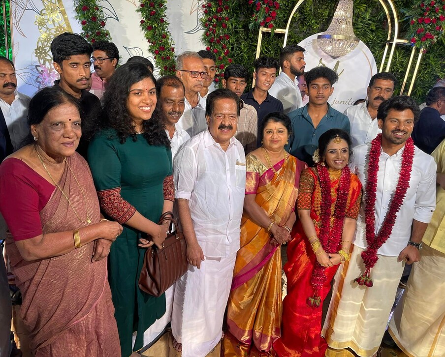  തിരുവനന്തപുരത്ത് നടന്ന വിവാഹ ചടങ്ങില്‍ മുഖ്യമന്ത്രി പിണറായി വിജയന്‍, ഗവര്‍ണര്‍ ആരിഫ് മുഹമ്മദ് ഖാന്‍ എന്നിവര്‍ കുടുംബ സമേതം പങ്കെടുത്തു. പ്രതിപക്ഷ നേതാവ് വി ഡി സതീശന്‍, മുന്‍ മുഖ്യമന്ത്രി ഉമ്മന്‍ചാണ്ടി, മന്ത്രിമാര്‍, ജനപ്രതിനിധികള്‍, ഉദ്യോഗസ്ഥര്‍ തുടങ്ങിയവരും വിവാഹത്തിനെത്തിയിരുന്നു.