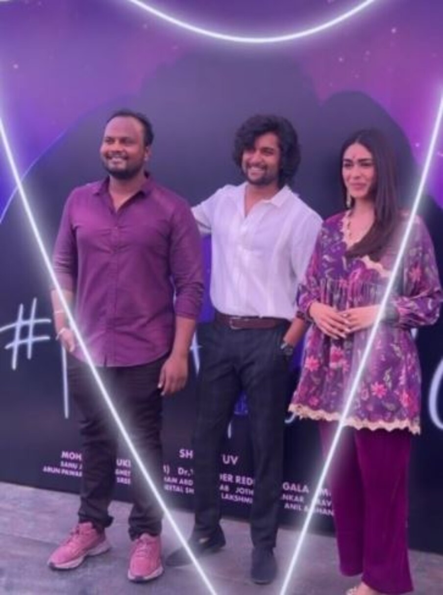  സംവിധായകരായ ഹനു രാഘവപുടി, വസിസ്ത, വിവേക് ആത്രേയ എന്നിവര്‍ ചേര്‍ന്ന് ആദ്യ ഷോട്ട് പകര്‍ത്തി. പലാശ കരുണ്‍ കുമാര്‍, ഗിരീഷ് അയ്യര്‍, ദേവകട്ട, ചോട്ട കെ നായിഡു, സുരേഷ് ബാബു, ദില്‍ രാജു, റീല്‍സ് ഗോപി-രാം അജന്ത, എ.കെ അനില്‍ സുന്‍കര, മൈത്രി രവി, ഡിവിവി ധനയ്യ, ശ്രാവന്തി രവി കിഷോര്‍, കെ. എസ് രാമറാവു, സാഹു ഗരപതി, ഏഷ്യന്‍ സുനില്‍ തുടങ്ങി നിരവധി പേര്‍ ചടങ്ങില്‍ പങ്കെടുത്തു. നാളെ ഹൈദരാബാദില്‍ ഷൂട്ടിംഗിന് തുടക്കമാകും.