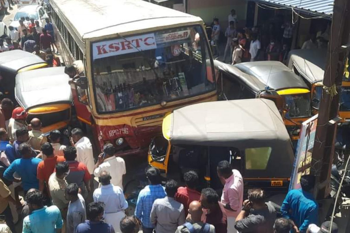 KSRTC ബസ് ഓട്ടോ സ്റ്റാൻഡിലേക്ക് ഇടിച്ചുകയറി; എട്ട് ഓട്ടോകളും ഒരു കാറും തകർന്നു; ഒമ്പതുപേർക്ക് പരിക്ക്