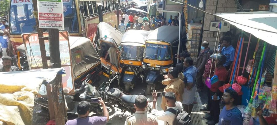  ഏലപ്പാറ ബസ് സ്റ്റാൻഡിൽനിന്ന് റോഡിലേക്ക് ഇറങ്ങിയ ബസ് ബ്രേക്ക് നഷ്ടമായതോടെ സെൻട്രൽ ജങ്ഷനിൽവെച്ച് വേഗത കൂടി ഓട്ടോറിക്ഷാ സ്റ്റാൻഡിലേക്ക് ഇടിച്ചുകയറുകയായിരുന്നു. ഇവിടെ പാർക്ക് ചെയ്തിരുന്ന കാറിലേക്കും ബസ് ഇടിച്ചു. അപകടത്തിൽ എട്ട് ഓട്ടോറിക്ഷകൾ പൂർണമായും തകർന്നു. കാറും മറ്റൊരു സ്കൂട്ടറും അപകടത്തിൽ തകർന്നിട്ടുണ്ട്.