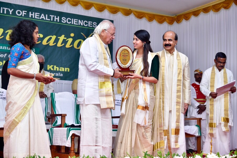  കോഴിക്കോട് ഗവ: മെഡിക്കൽ കോളേജ് മൈക്രോബയോളജി വകുപ്പ് മേധാവിയായിരുന്ന ഡോ. സി കെ ജയറാം പണിക്കരുടെ സ്മരണാർത്ഥം എം ബി ബി എസ്സ് പരീക്ഷക്ക് മൈക്രോബയോളജിയിൽ ഏറ്റവും ഉയർന്ന മാർക്ക് നേടുന്നവർക്കായി ഏർപ്പെടുത്തിയ ഡോ. സി കെ ജയറാം പണിക്കർ എൻഡോവ്മെന്റ് അവാർഡ് എറണാകുളം ശ്രീ നാരായണ ഇൻസ്റ്റിറ്റ്യൂട്ട് ഓഫ് മെഡിക്കൽ സയൻസസിലെ അമൃതകൃഷ്ണയ്ക്ക് സമ്മാനിച്ചു.