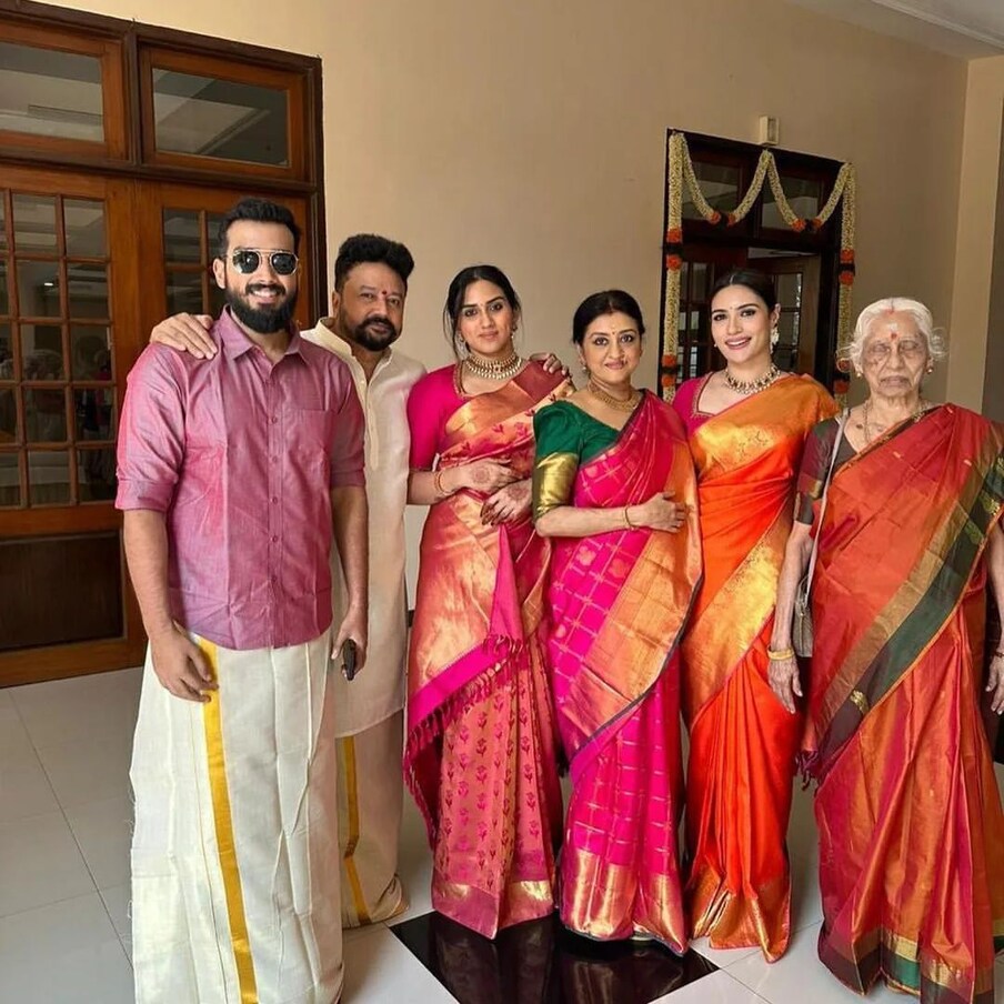  ജയറാമിന്‍റെ അടുത്ത ബന്ധുവിന്‍റെ വിവാഹത്തിന് സിനിമാ മേഖലയിൽനിന്ന് നിരവധി പേർ പങ്കെടുത്തു. നടന്മാരായ ദിലീപ്, പ്രഭു, സിദ്ധാർഥ്, സുന്ദർ സി., വിക്രം പ്രഭു, അരുൺ വിജയ് തുടങ്ങി നിരവധി പ്രമുഖർ വിവാഹത്തിൽ പങ്കെടുത്തിരുന്നു.