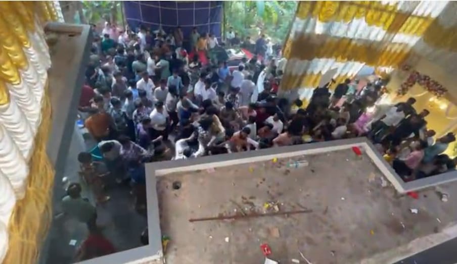  ചെറിയ തർക്കമാണ് കൂട്ടത്തല്ലിലേക്ക് മാറിയതെന്ന് സംഭവസ്ഥലത്ത് ഉണ്ടായിരുന്നവർ പറയുന്നത്. വരന്‍റെയും വധുവിന്‍റെയും ഭാഗത്തുനിന്നുള്ള ചില യുവാക്കളാണ് ആദ്യം തർക്കത്തിൽ ഏർപ്പെട്ടത്.