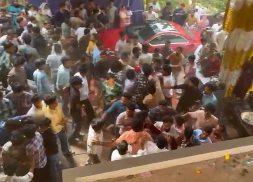  എന്നാൽ മുതിർന്നവർ ഇടപെട്ട് ഇവരെ സമാധാനിപ്പിച്ച് പിന്തിരിപ്പിച്ചിരുന്നു. വീണ്ടും തർക്കമുണ്ടായതോടെ കൂട്ടത്തല്ലിലേക്ക് പോകുകയായിരുന്നു.