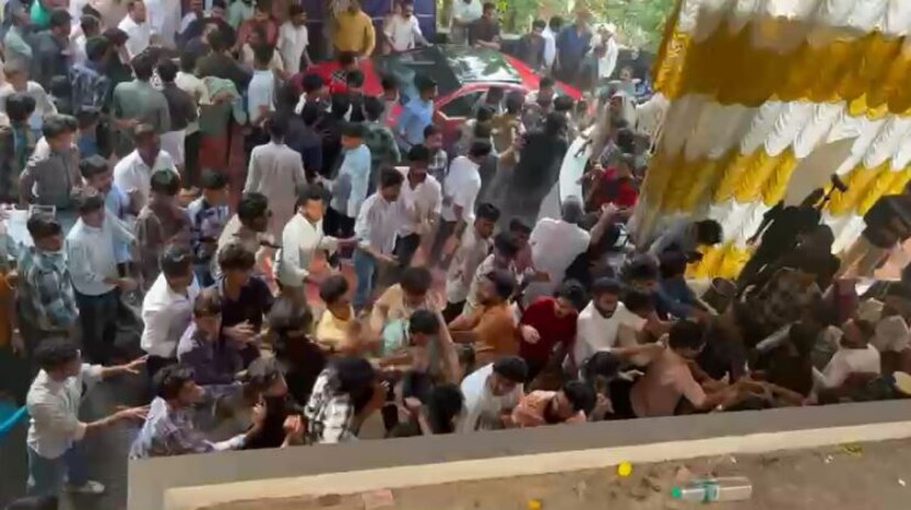  സംസ്ഥാനത്ത് അടുത്തിയെയായി വിവാഹത്തിനിടെയുള്ള കൂട്ടത്തല്ല് സംഭവങ്ങൾ കൂടുതലായി റിപ്പോർട്ട് ചെയ്യുന്നുണ്ട്. ആലപ്പുഴ ഹരിപ്പാട് സദ്യയ്ക്കൊപ്പം പപ്പടം ലഭിക്കാത്തതിനെ തുടർന്ന് കൂട്ടത്തല്ല് ഉണ്ടായിരുന്നു. നെയ്യാറ്റിൻകരയിൽ വിവാഹം വിളിക്കാത്തതിനെച്ചൊല്ലിയുള്ള തർക്കം സംഘർഷത്തിലേക്ക് നീണ്ടതോടെ വധുവിന്‍റെ പിതാവിന് ഉൾപ്പടെ മർദ്ദനമേറ്റിരുന്നു.