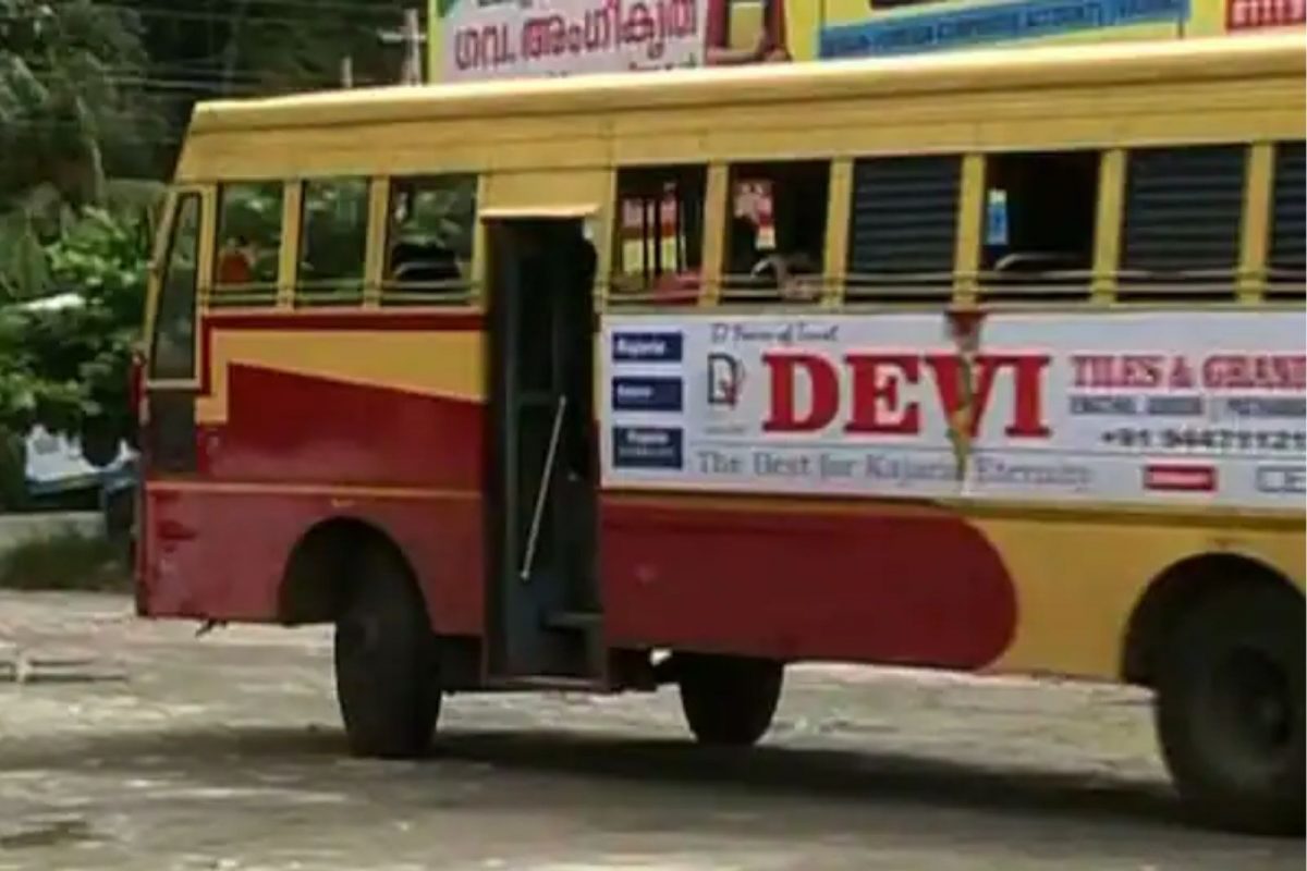 പരീക്ഷ കഴിഞ്ഞ് വരുവായിരുന്ന വിദ്യാർഥിയെയാണ് കീറിയ നോട്ട് നല്‍കിയതിന് പെരുവഴിയിൽ നട്ടുച്ചയ്ക്ക് ഇറക്കിവിട്ടത്