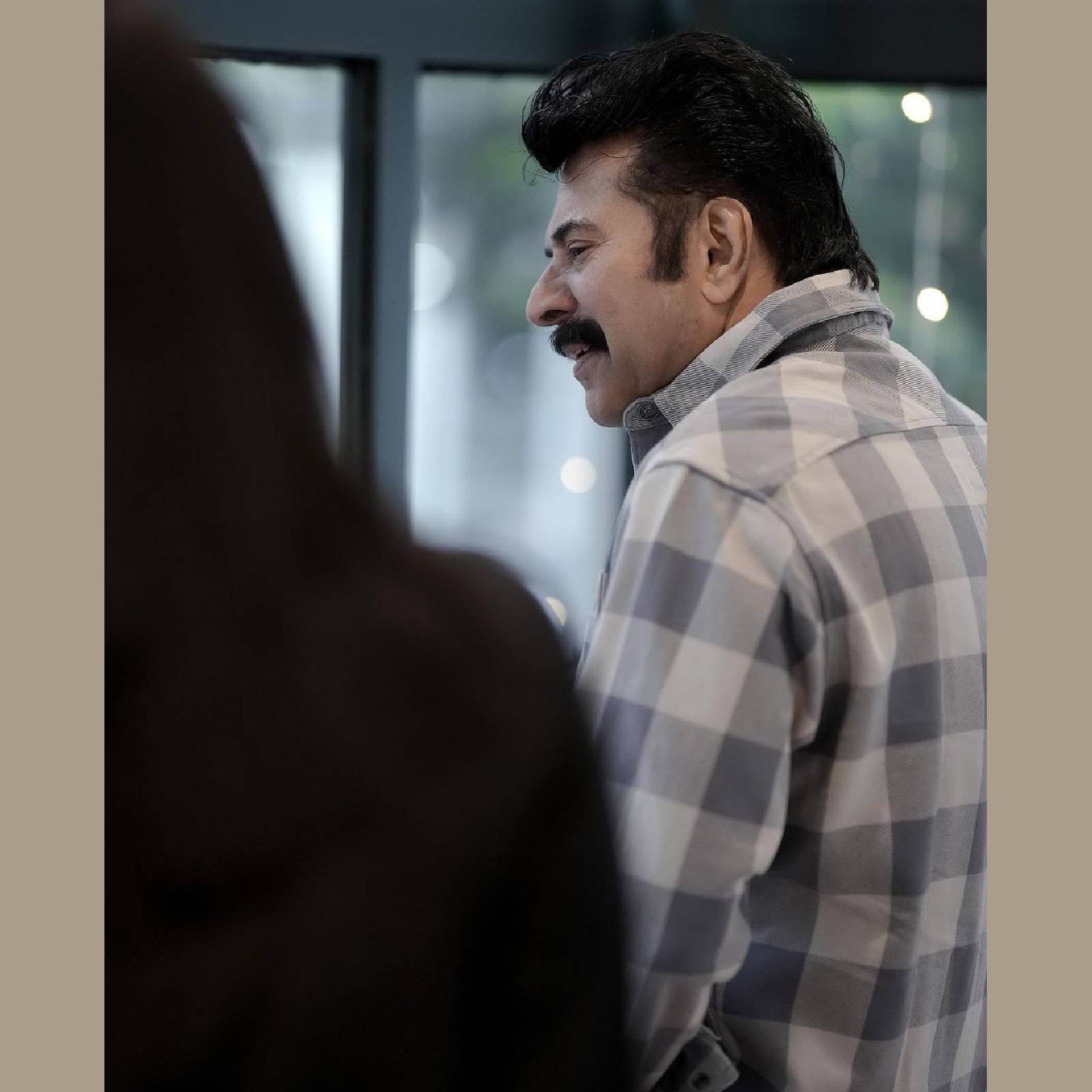  അടങ്ങിയിരിക്കുന്ന സ്വഭാവമല്ലായിരുന്നു മകന്. പതിനാലാം വയസിൽ ചെമ്പിൽ നിന്നും പൂച്ചാക്കൽ വരെ ഒറ്റയ്ക്ക് കെട്ടുവള്ളവുമായി പോയി തിരികെവന്നു അടിമേടിച്ചുകൂട്ടി. ചെമ്പിലെ കൊട്ടകയിൽ കൊണ്ടുപോയി സിനിമ കാണാൻ പഠിപ്പിച്ചത് ബാപ്പയാണ്. പിന്നെ സഹോദരങ്ങളുടെ കൂടെയായി പോക്ക്. ഒരു സിനിമ പോലും വിട്ടിരുന്നില്ല