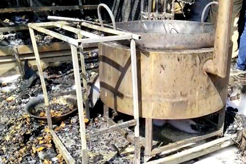  പത്തനംതിട്ട: തിരക്കേറിയ പത്തനംതിട്ട നഗരത്തിൽ വെള്ളിയാഴ്ച ഉച്ചയ്ക്ക് ഒന്നരയോടെയാണ് തീപിടിത്തമുണ്ടായത്. ബേക്കറിയിൽ നിന്ന് പടർന്നു പിടിച്ച തീ നിമിഷനേരം കൊണ്ട് അഞ്ചുകടകളിലേക്ക് വ്യാപിക്കുകയായിരുന്നു. തീപിടിച്ച് ഗ്യാസ് സിലിണ്ടറുകൾ പൊട്ടിത്തെറിച്ചതും അപകടത്തിന്റെ വ്യാപ്തി വര്‍ധിപ്പിച്ചു. ആളപായം ഇല്ല എന്നതാണ് ഏക ആശ്വാസം. എന്നാൽ സിലിണ്ടർ പൊട്ടിത്തെറിച്ച് രണ്ടുപേർക്ക് പരിക്കേറ്റിട്ടുണ്ട്.