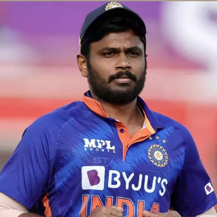  ടീം ഇന്ത്യ കളത്തിലിറങ്ങുമ്പോൾ മലയാളത്തിന്റെ സ്വന്തം വെടിക്കെട്ട് ബാറ്റ്സ്മാൻ എന്ന അഭിമാനമാണ് സഞ്ജു വി. സാംസൺ (Sanju Samson). വളരെ ചെറുപ്പത്തിൽ ഇന്ത്യൻ ക്രിക്കറ്റ് ടീമിൽ ഇടം നേടി ദീർഘകാലമായി, നാടിൻറെ അഭിമാനം ഉയർത്തുന്ന സഞ്ജുവിന് കേരളത്തിനകത്തും പുറത്തും, എന്തിനേറെ പറയുന്നു, രാജ്യത്തിന് പുറത്തുപോലും ആരാധകരുണ്ട്. കടുവയെ പിടിച്ച കിടുവ എന്ന് പറയുന്നതുപോലെയാണ് സഞ്ജുവിന്റെ ഏറ്റവും പുതിയ പോസ്റ്റ്