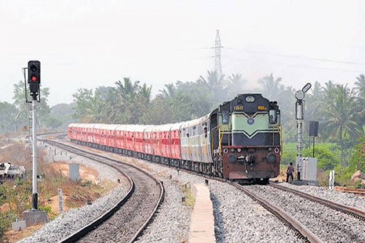 ഉപയോഗിച്ച കോണ്ടം ട്രെയിൻ സീറ്റിൽ എങ്ങനെ വന്നു? പരാതിയുമായി യാത്രക്കാർ