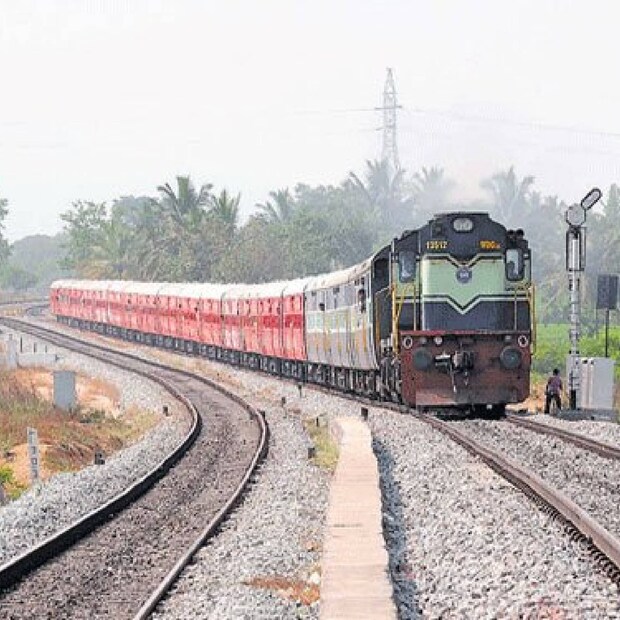 Vande Bharat Express, vande bharat express kerala, vande bharat express for kerala, Bullet train, Vande Bharat Kerala, Vande Bharat in Kerala, Vande Bharat speed, Vande Bharat features, narendra modi vande bharat, വന്ദേ ഭാരത് എക്സ്പ്രസ്, ഇന്ത്യൻ റെയിൽവേ, Indian Railway, കേരളത്തിന് വന്ദേഭാരത് ട്രെയിൻ, long-distance trains running, train running time