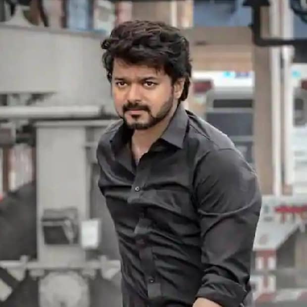  മകൾക്കും മകനുമൊപ്പം സംഗീത ലണ്ടനിൽ ന്യൂഇയർ ആഘോഷിക്കാൻ പോയെന്നും, വിജയ് അവർക്കൊപ്പം ചേരുമെന്നുമായിരുന്നു സ്ഥിരീകരിക്കാത്ത വിശദീകരണം. വാരിസ് ഓഡിയോ ലോഞ്ചിനും പ്രിയ ആറ്റ്‌ലിയുടെ സീമന്തം ചടങ്ങിനും വിജയ് ഒറ്റയ്ക്കായിരുന്നു