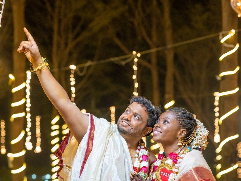  അങ്ങനെ അവരുടെ ഇന്ത്യൻ, ഘാന കുടുംബങ്ങളോടും അവരുടെ എല്ലാ പാരമ്പര്യങ്ങളോടും അവരുടെ സ്വന്തം ഭക്ഷണ രീതികളുമെല്ലാം ഉൾപ്പെടുത്തി വിവാഹ ചടങ്ങുകൾ നടത്താനായിരുന്നു ശ്രമം. സമത്വമെന്ന ആശയം ജീവിതത്തിൽ മാത്രമല്ല, വിവാഹ ചടങ്ങുകളിലും കൊണ്ടുവരാൻ സാധിച്ചതിന്‍റെ സന്തോഷത്തിലാണ് വെമുറിയും അകിതയും. 