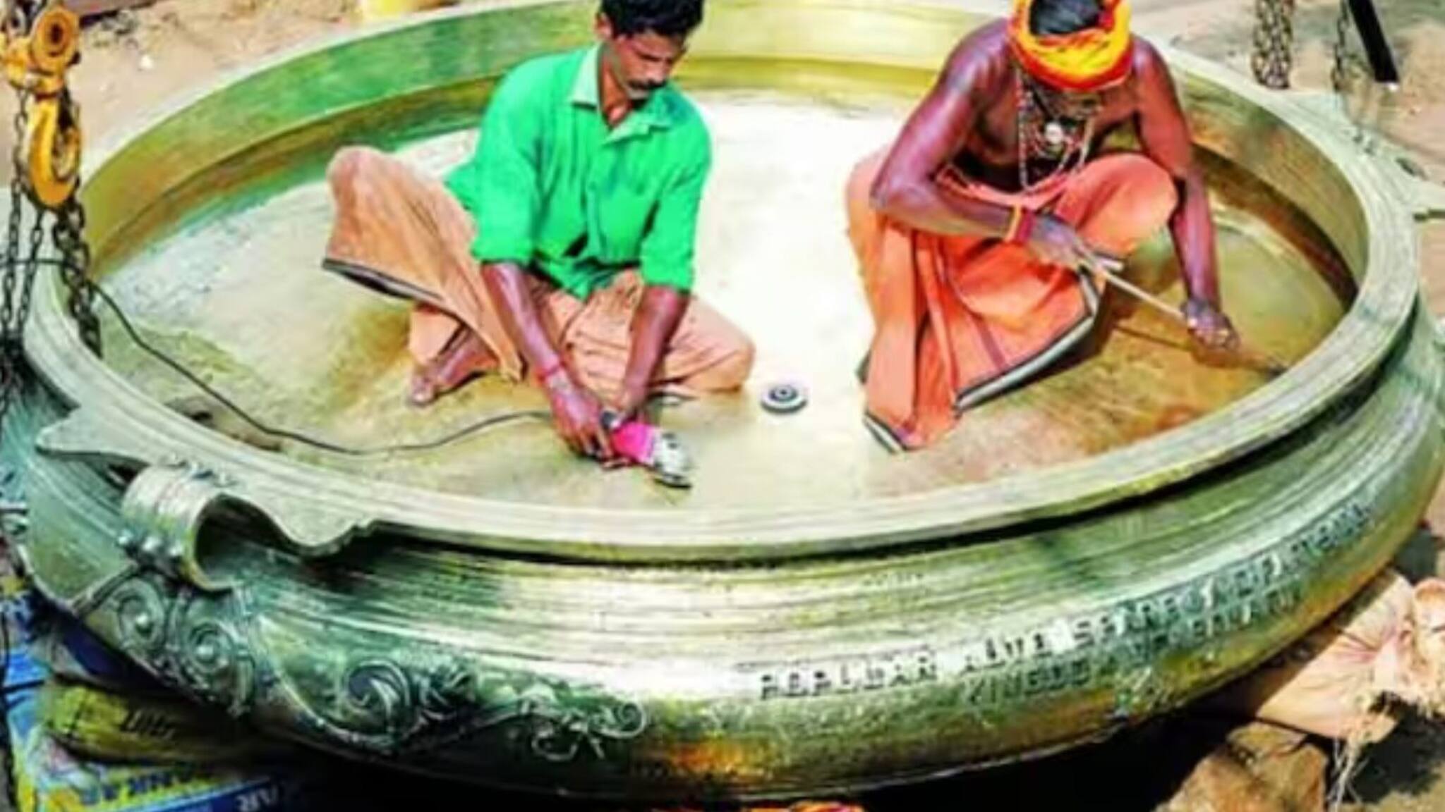 ഗുരുവായൂരപ്പന് പാൽപ്പായസമുണ്ടാക്കാൻ രണ്ടായിരം കിലോയിലേറെ ഭാരമുള്ള വാർപ്പ് സമർപ്പിച്ച് പ്രവാസി; ക്ഷേത്രത്തിനുള്ളിലെത്തിച്ചത് ക്രെയിൻ ഉപയോഗിച്ച്