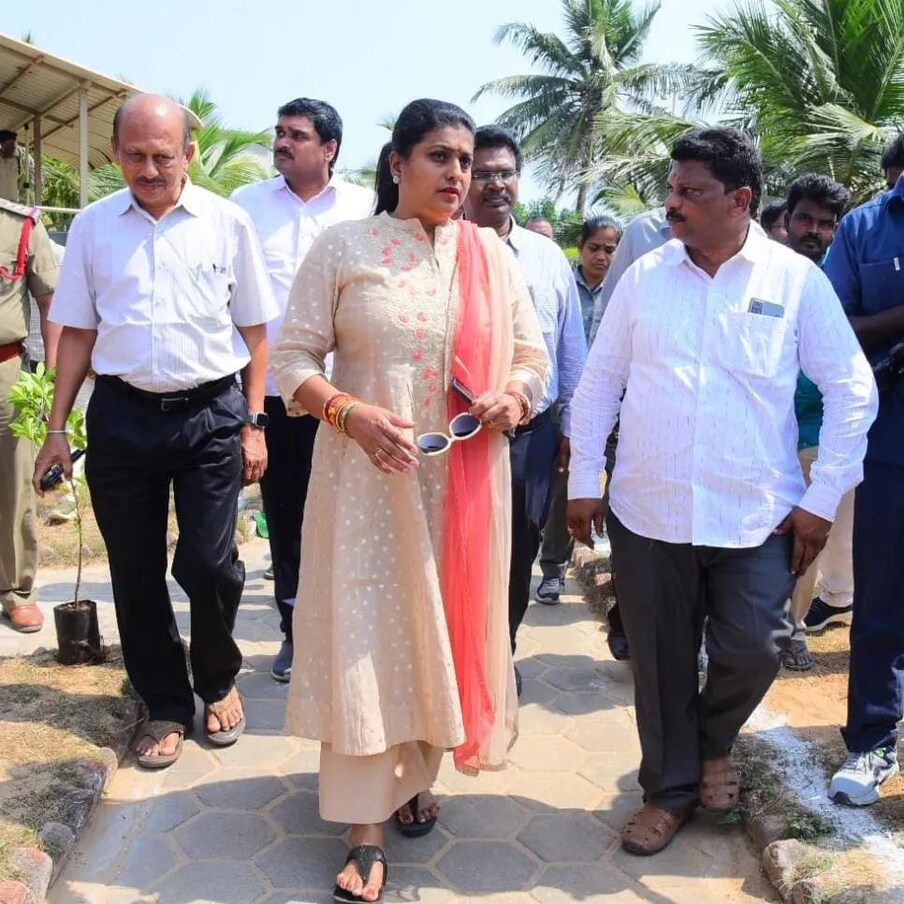  ഇവിടെ കടലില്‍ ഇറങ്ങിയ മന്ത്രിയായ റോജ തന്‍റെ ചെരുപ്പ് ഒപ്പം ഉണ്ടായിരുന്ന സര്‍ക്കാര്‍ ഉദ്യോഗസ്ഥന്‍റെ കൈയ്യില്‍ ഏല്‍പ്പിക്കുകയായിരുന്നു. (Photo:Instagram)