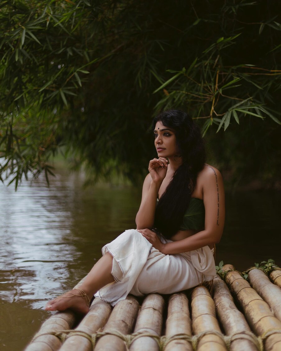 സോഷ്യല്‍ മീഡിയയില്‍ തരംഗമായി നടി റീമ കല്ലിങ്കലിന്‍റെ പുതിയ ഫോട്ടോഷൂട്ട്. കച്ചയും മുണ്ടും അണിഞ്ഞ് തനി നാടന്‍ വേഷത്തിലാണ് റീമയെ ചിത്രങ്ങളില്‍ കാണാന്‍ കഴിയുന്നത്.