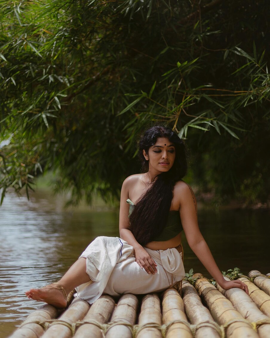  സെലബ്രേറ്റികള്‍ അടക്കം നിരവധിപ്പേര്‍ റിമയുടെ ലുക്കിനെ അഭിനന്ദിച്ച് ഇന്‍സ്റ്റഗ്രാമില്‍ കമന്‍റ് ചെയ്തിട്ടുണ്ട്. ശകുന്തളയെപ്പോലുണ്ട് എന്നതടക്കം കമന്‍റുകള്‍ വരുന്നുണ്ട്. ഓള്‍ഡ് വിന്‍റേജ് ലുക്കിലാണ് റിമ ഫോട്ടോകളില്‍ പ്രത്യക്ഷപ്പെടുന്നത്.