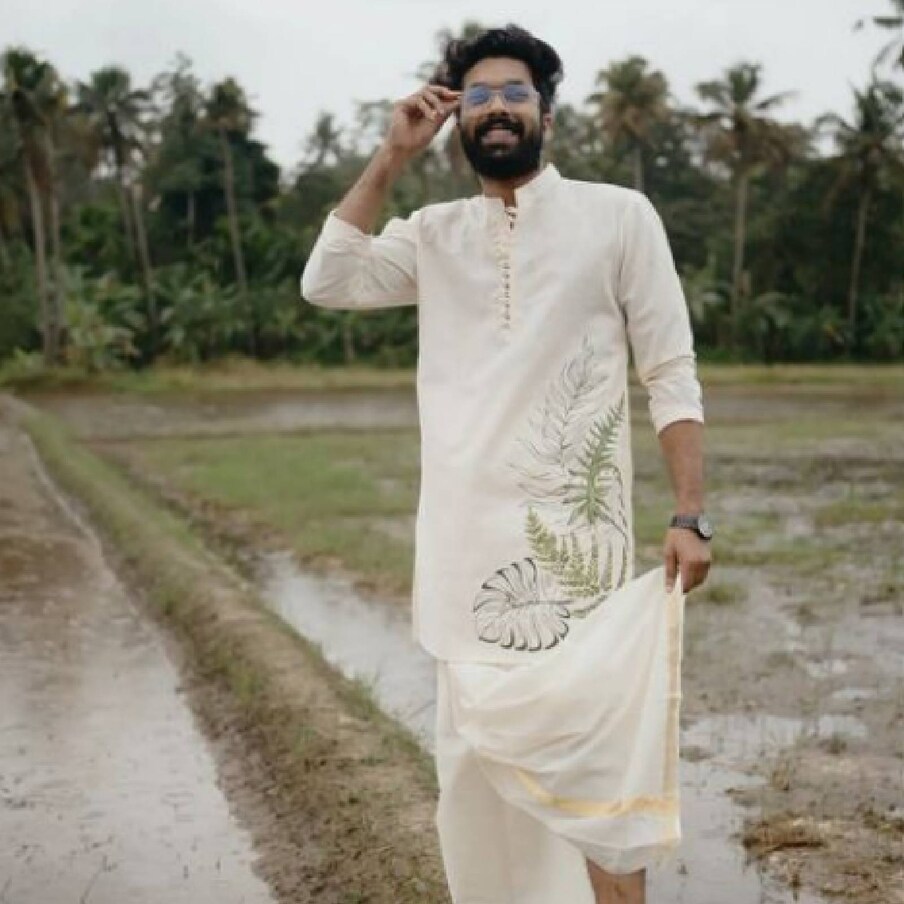  എന്നാപ്പിന്നെ കല്യാണം കഴിച്ചു കളഞ്ഞാലോന്നായി ആലോചന എല്ലാം പെട്ടെന്നായിരുന്നു. ഒരു പെരുവഴിയിൽ നിന്ന് തീയതി തീരുമാനിച്ച് വീട്ടുകാരേം നാട്ടുകാരേം വിളിച്ച് വെജിറ്റബിൾ ബിരിയാണീം സേമിയ പായസവും കൊടുത്ത് മക്കാറാക്കി ഞങ്ങടെ കല്യാണം ഉഷാറാക്കി...